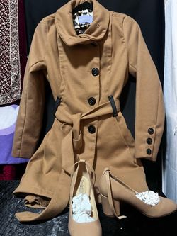 Abrigo. Muy boinito y zapatos de mujer.