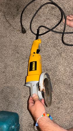 Dealt Angle Grinder
