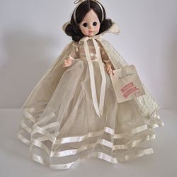 Madame Alexander Snow White #1555 with Tag and Stand • 13 Inch Doll