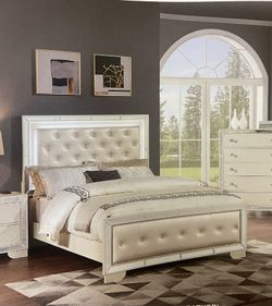 Cama Queen Size en pagos o efectivo con luz LED