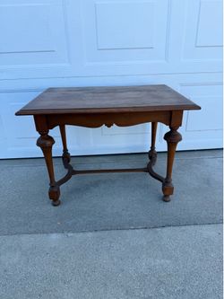 Beautiful Vintage Wood Accent Table – Turned Legs, Scalloped Detail, Cottage Farmhouse Style
