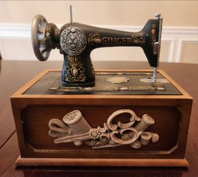 Singer Vintage  Miniature Sewing Box with Accessories
