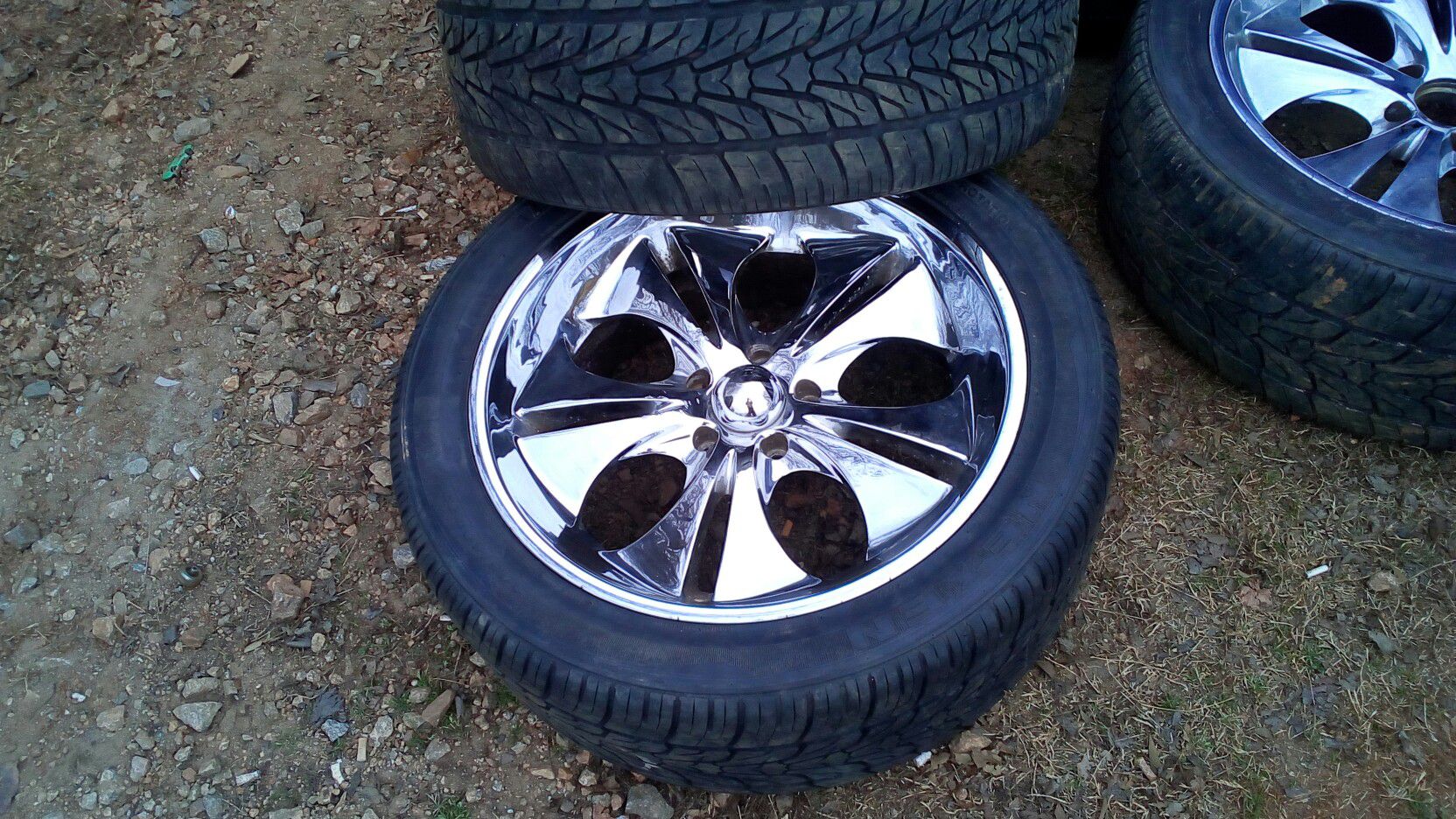 305 40 22 tires rims going with don't no what they fit an one Peel in chrome
