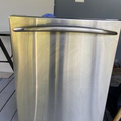 GE Profile Stainless Interior Built -In Dishwasher missing inside racks. 