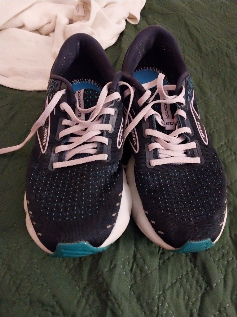 Lady's Brooks Size 9.5 25 Dollars No Sole