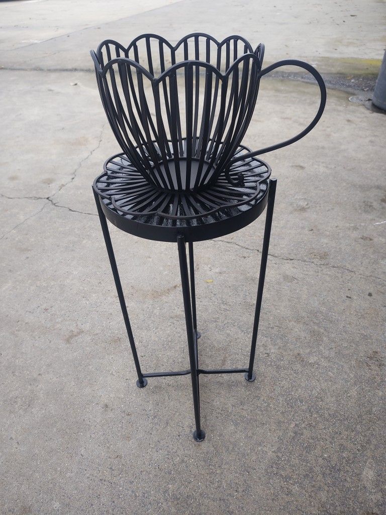 Flower Pot With Accent Table