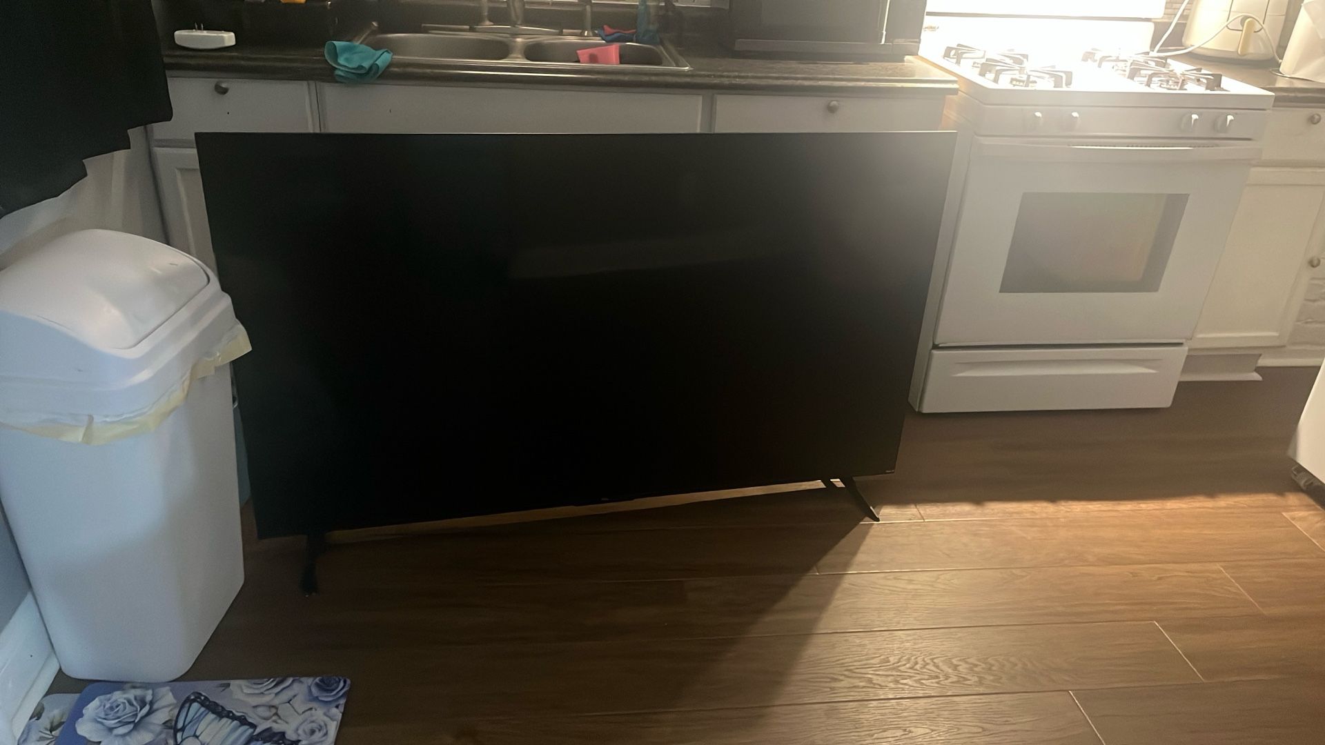 65 TCL Smart TV comes with remote