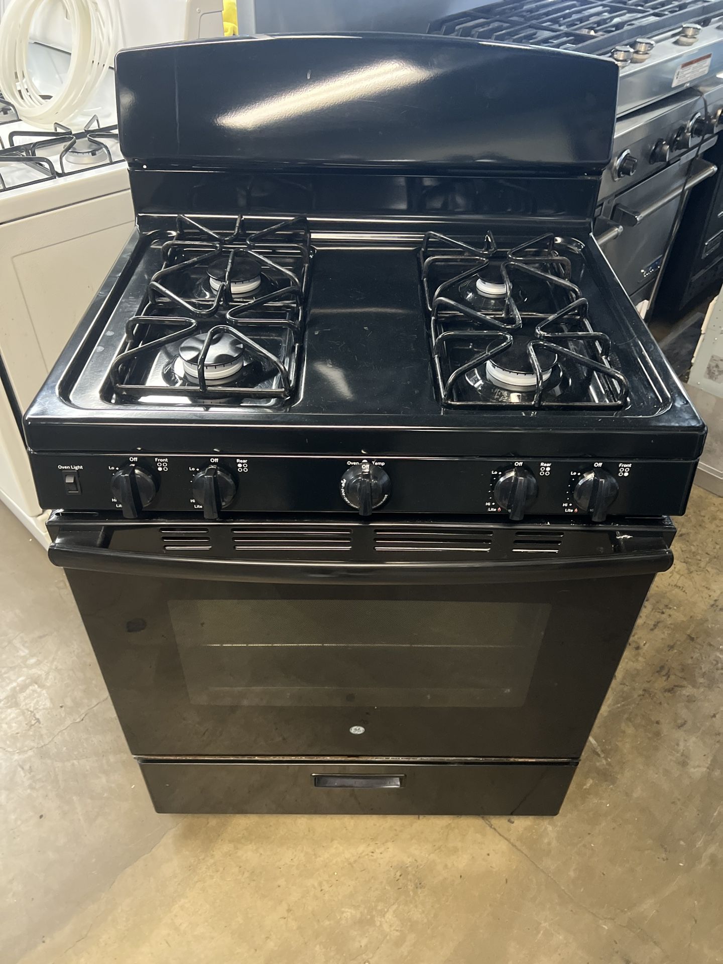 GE GAS STOVE 30”WIDE IN GLOSS BLACK 