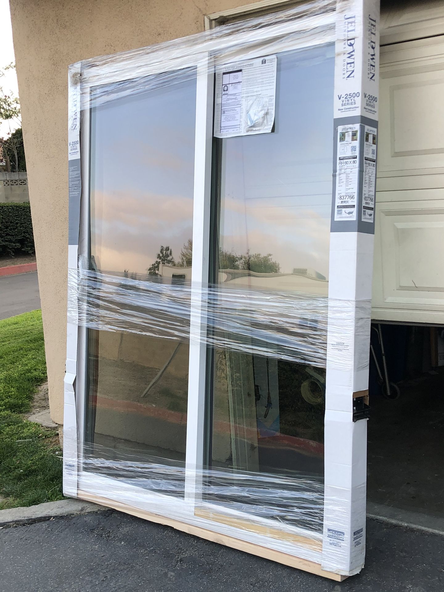 Brand New JELD-WEN 60X80 V-2500 Right Hand Sliding Patio Door