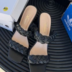 Women’s size 8 heel worn once. If it’s posted it’s available.only msg for pickup. .see map for appro