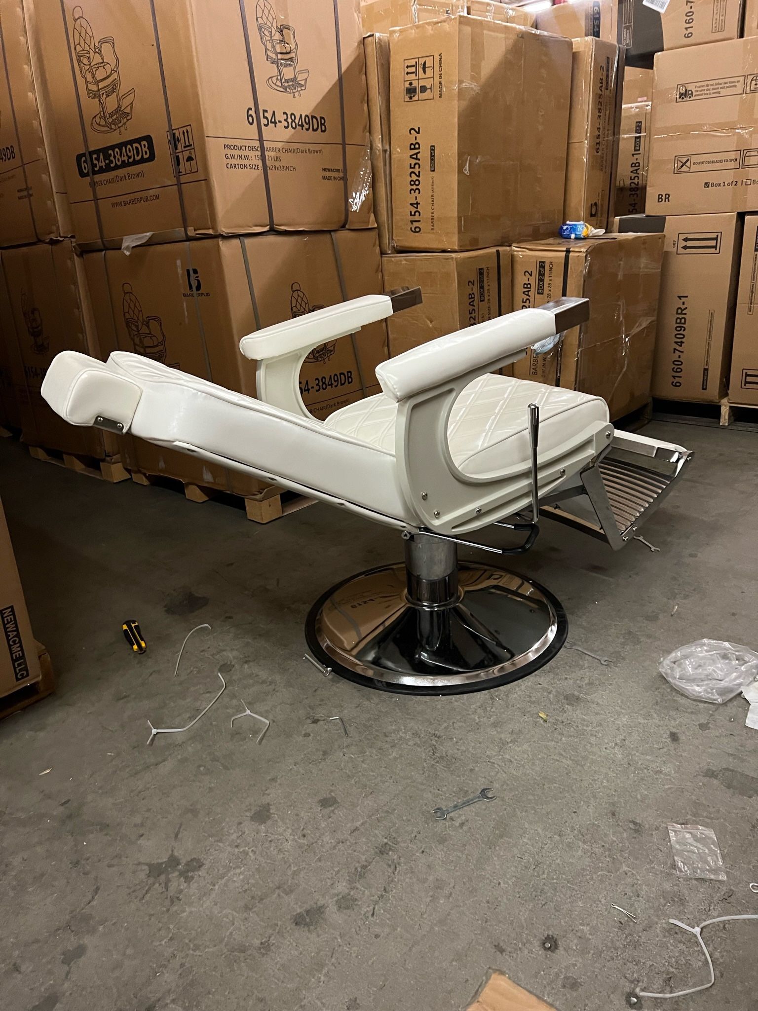 White Barberpub Hydraulic Salon Styling Chair Barber 3825