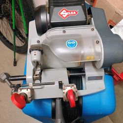 Ilco-Selca Speed 045 Manual Edge Cut  Key Duplicator 