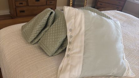 Bed and bathroom set