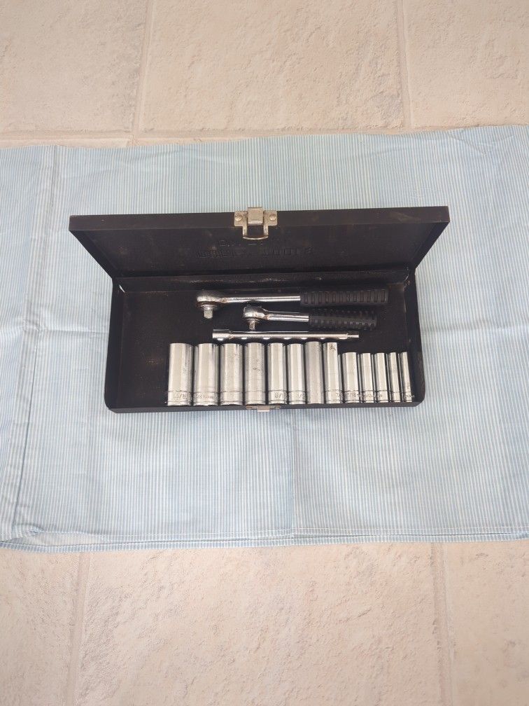 13 Piece Socket Set