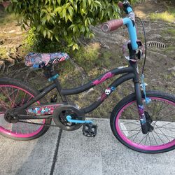 Monster High Girls BMX Bike 20” Was $140 new Needs nothing. 