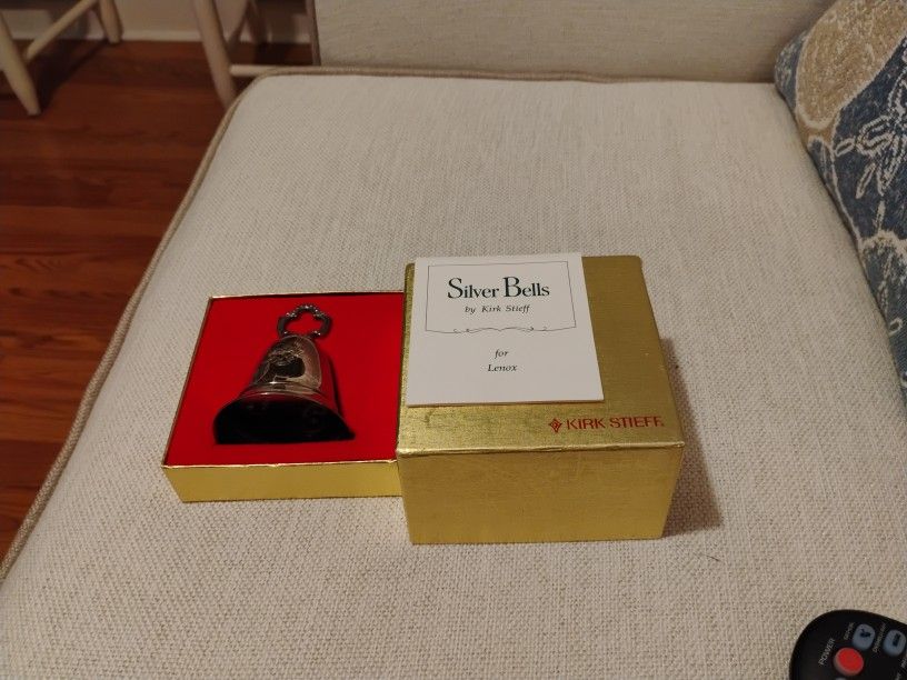 Lenox Bell, Plays Silver Bells