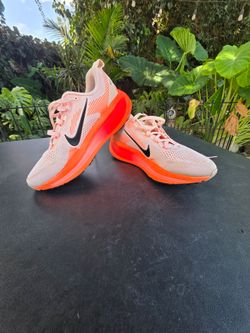 NIKE size 9.5 w
