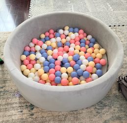 Pippin&Co Toddler Ball Pit with about 240 Balls