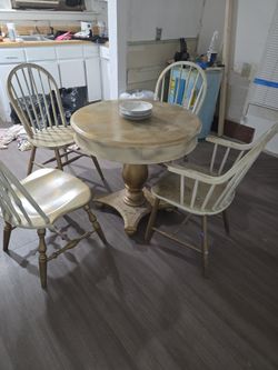 Nice Ding Set. 4 Chairs. Good Condition