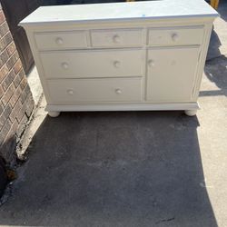 Dresser Dresser