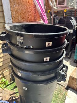 32 gallon bins 5 of them