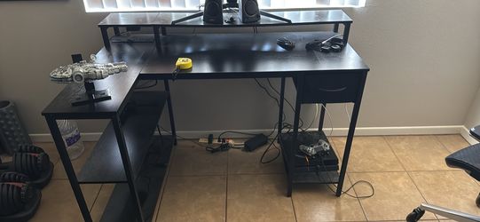 Corner desk