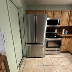 GE Standard-Depth 24.8-cu ft 3 -Door 33-in Wide French Door Refrigerator with Ice Maker with Water Dispenser ( Fingerprint-resistant Stainless Steel )