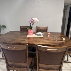 6 Chairs Dinning Table Very Good Conditions 