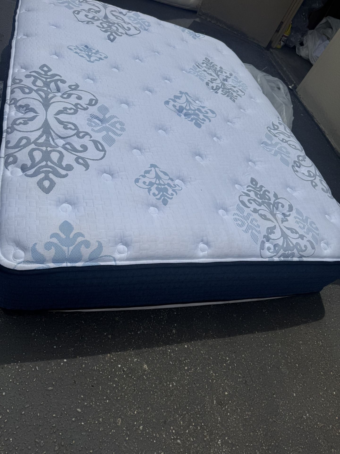 Queen Mattress (medium firm)