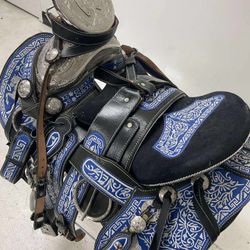 Montura charra súper bordada con Herrage y fuste plateado completo