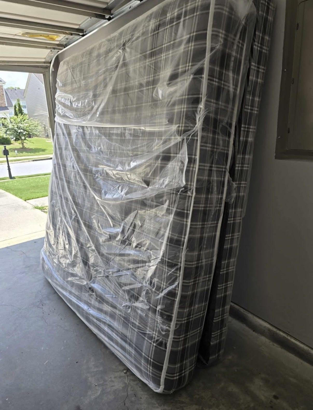 BRAND NEW MATTRESSES & BOX SPRINGS. FREE DELIVERY 🚚 🔥