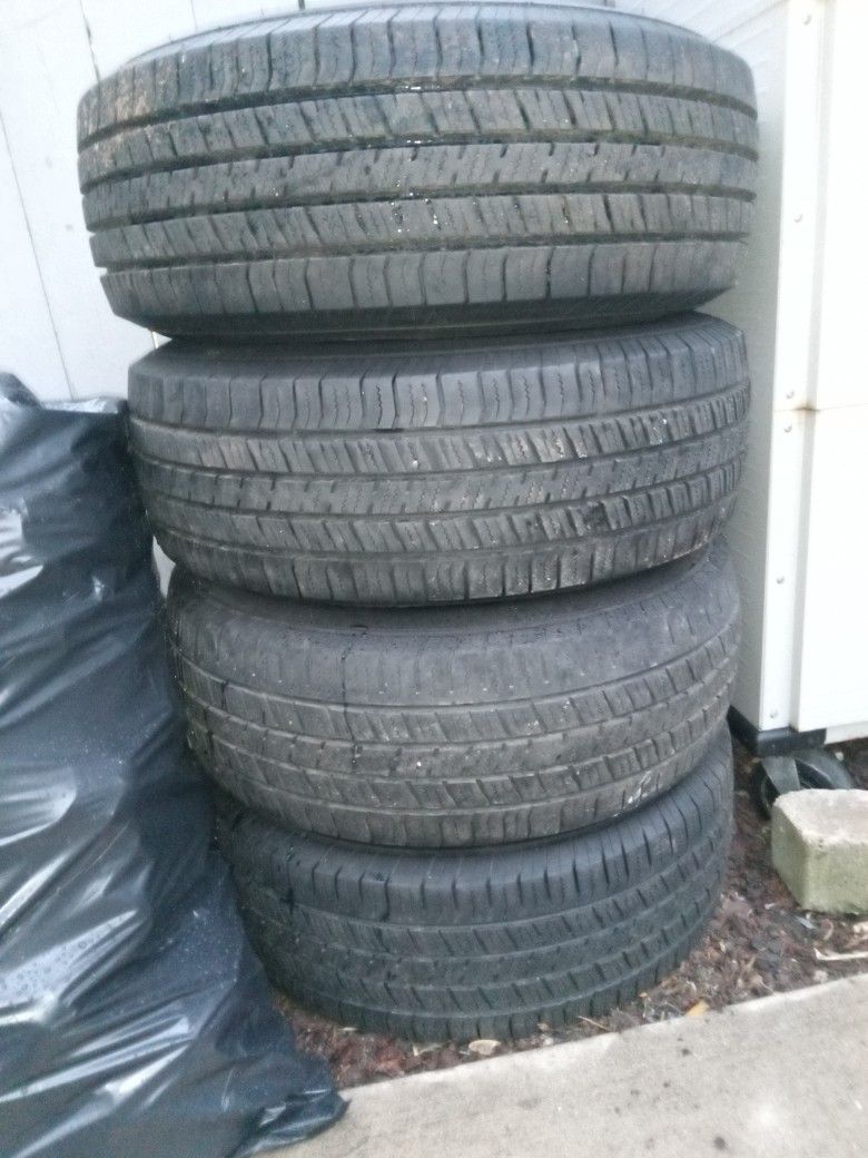 235/65R16C Klever H/T 2 Tires