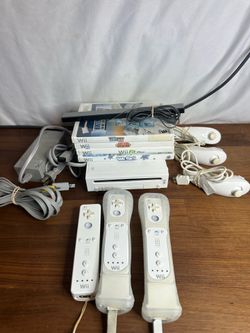 Nintendo Wii Console GameCube compatible with Controllers, nunchuks and games