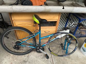 Schwinn bike,  26 inch. Needs tire.