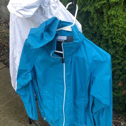 North Face white jacket like new used a few times windbreaker$75 size large and blue C