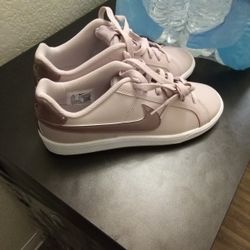 Nike ( 5.5 Youth)