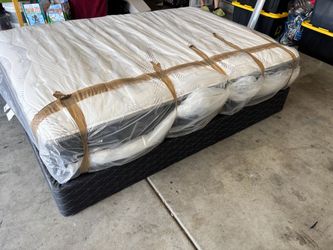 Lakeview full size Plush Mattress w Boxspring and Embrace 360 Bedframe Interchangeable Full-size to Queen/ 125 Series Full IProtect included