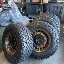 Jeep Wrangler Tires & Wheels 