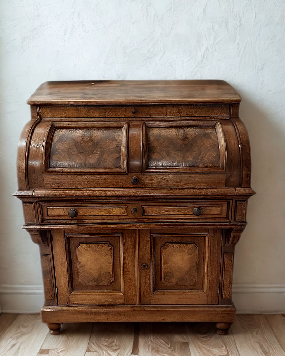 Antique Roll-Top Desk – Solid Wood, Excellent Craftsmanship