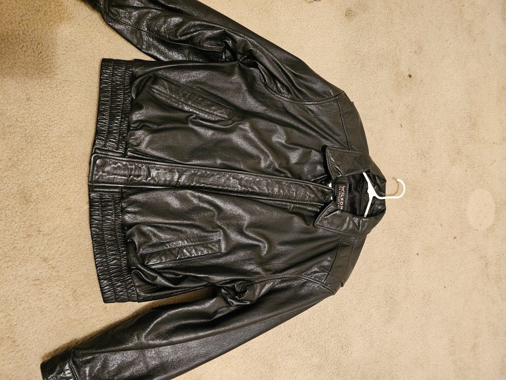 WILSONS LARGE BLACK BOMBERS LEATHER JACKET IN EXCELLENT CONDITION.