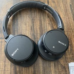 Sony Bluetooth Headphones,  classic over The Ear.  Noise Cancelling and Loud! Great Condition