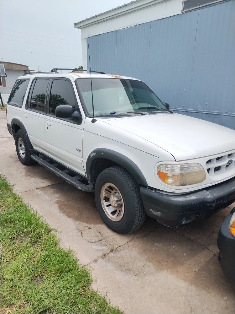 2000 Ford Explorer