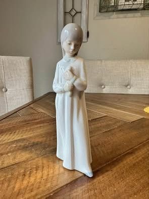 Nao by Lladro Daisa vintage "Girl Holding Candle"
