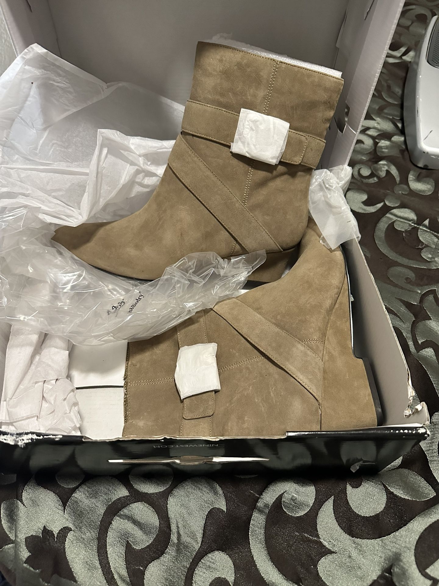 Tan Size 9 And Blue Size 9 Dress Boots 