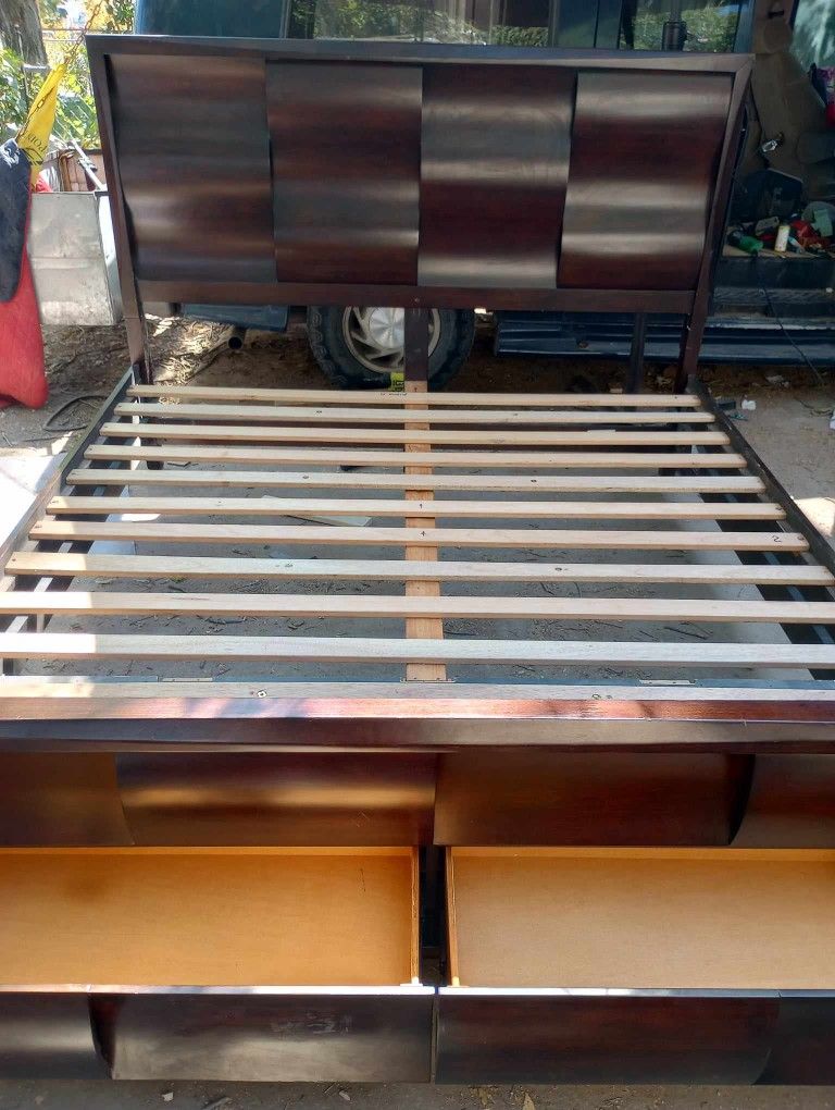 King 🤴 Size Bed Frame.  In Excellent Condition.