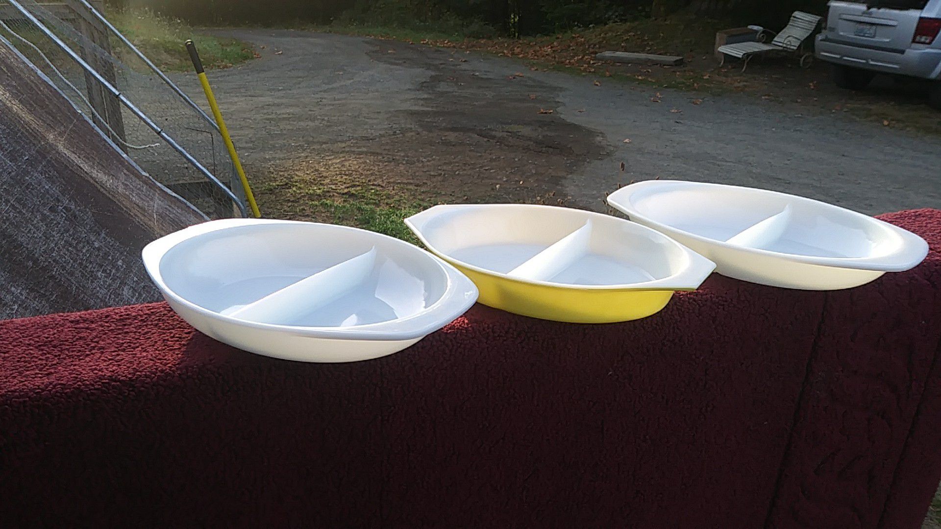 Pyrex serving dishes. No chips . 5.00 ea