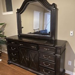 Dresser With Mirror 