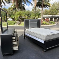 Beautiful Bedroom Set Queen Size Solid Wood Dark Gray Color In Good Condition by Malaysia Furniture 