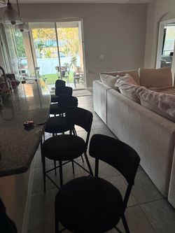 Black boucle bar stools set of 5 like new