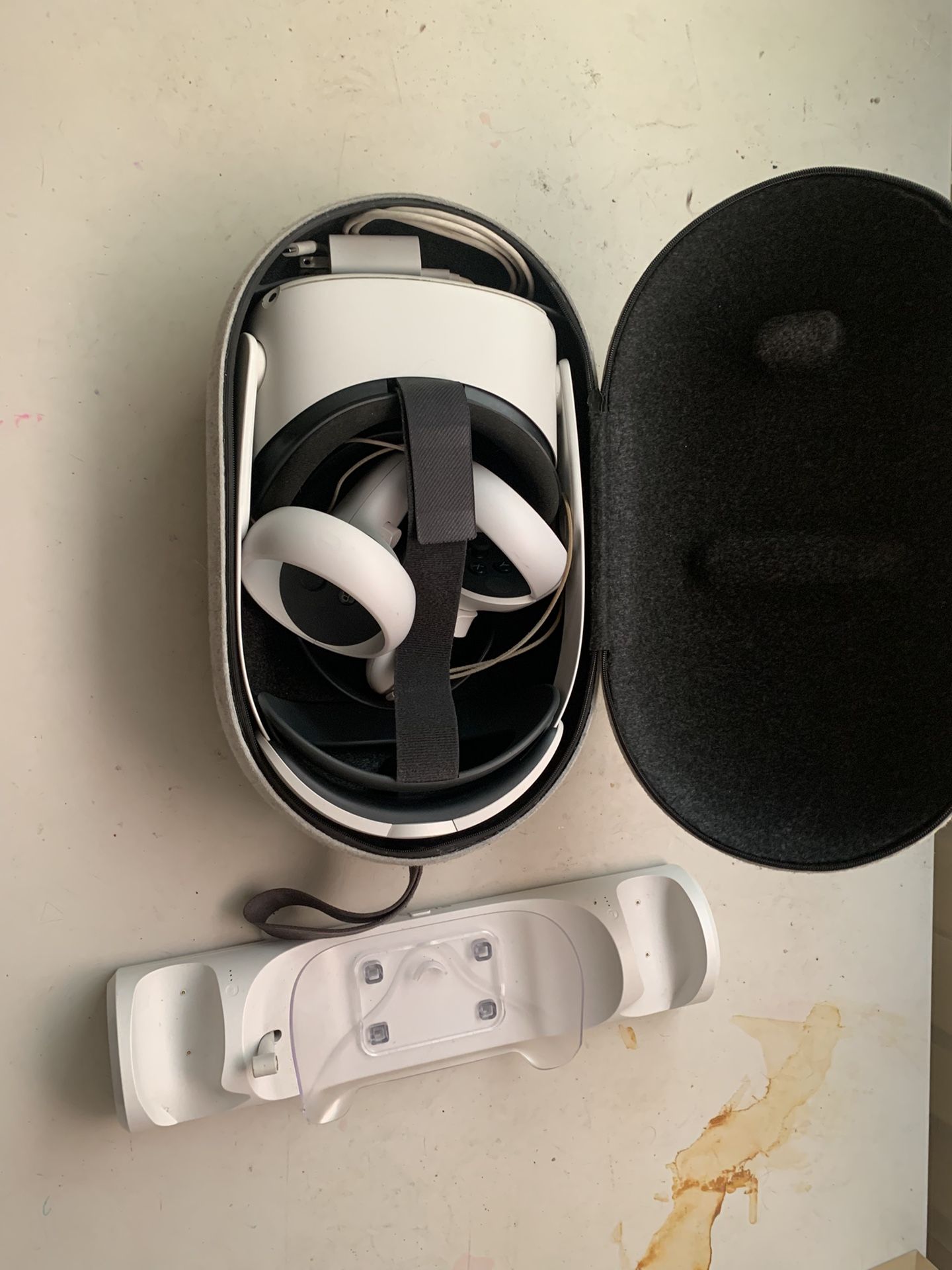 VR Oculus With Charging Stand